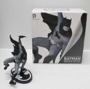 Batman Black & White Statua. Bryan Hitch DC Collectibles - Official Action Figure Playtime