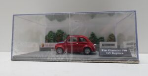 Diorama Fiat 500 – Fiat Giannini 590 GT Replica, Rossa – Hachette scala 1:43