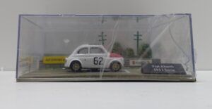 Diorama Fiat 500 – Fiat Abarth 595 I Serie model .62 – Hachette scala 1:43