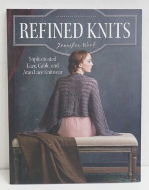 Refined Knits: Sophisticated Lace, Cable, and Aran Lace Knitting di Wood, Jennifer ed. Interweave in Inglese