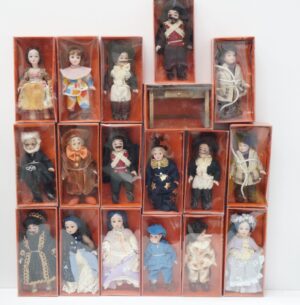 Collezione Pinocchio, bambole porcellana - Lotto 13 bambole + tavolo