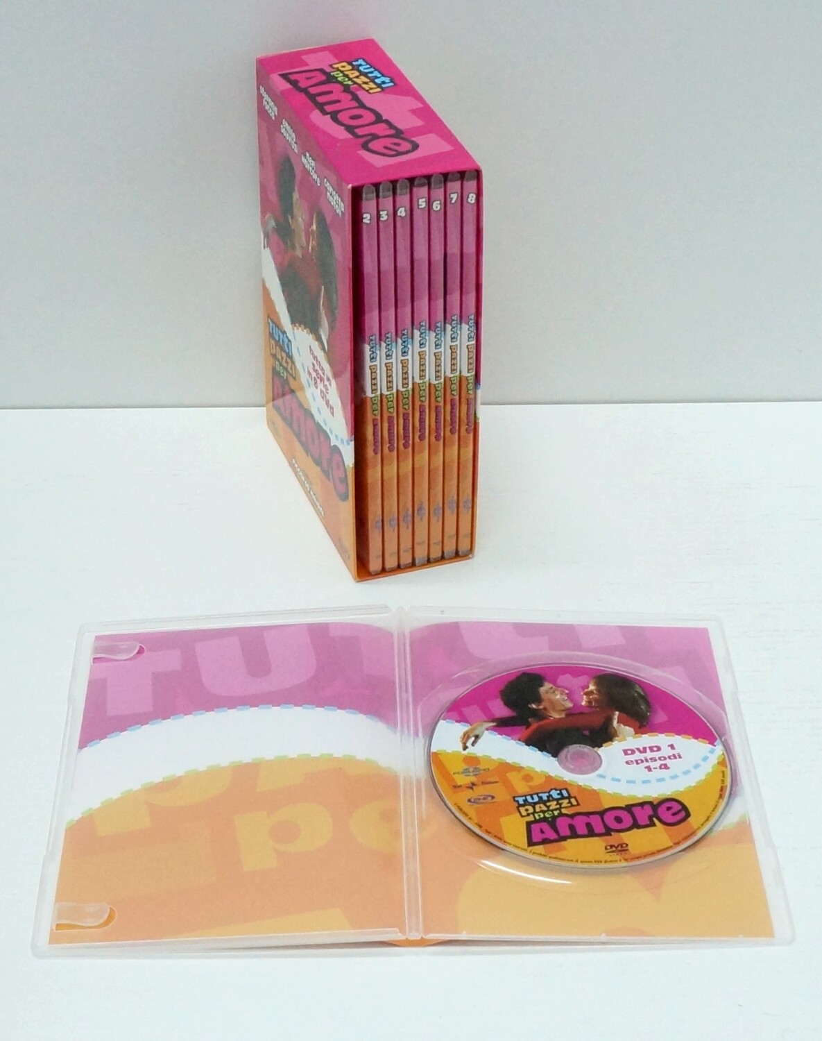 Tutti Pazzi per Amore. Stagione 1 Completa Episodi 1-26. Cofanetto con n. 8 DVD in Italiano – Emporio di milo Tutti Pazzi per Amore. Stagione 1 Completa Episodi 1-26. Cofanetto con n. 8 DVD in Italiano – Emporio di milo