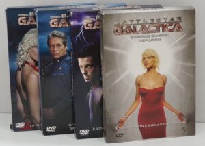 Battlestar Galactica. Stagioni 1-4 Complete con n. 22 DVD in Italiano con Cofanetti