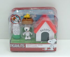 Peanuts Snoopy Dog House.  IMC Toys Italy