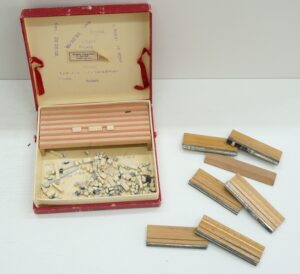 Scatola Tipografica con Timbri vari e Lettere sfuse Vintage. Alfa - NON COMPLETO