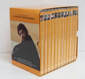 Il Giovane Montalbano. Stagioni 1 e 2 Complete. Cofanetto con n. 12 DVD in Italiano. Versione da edicola