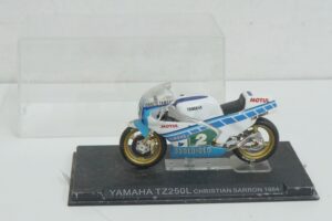 Yamaha TZ250L Christian Sarron 1984. Modellino Moto Scala 1:24. Die Cast