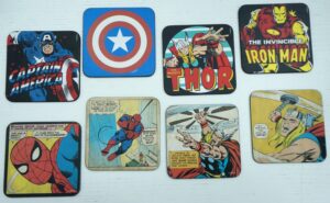 Set n. 8 Sottobicchieri in Sughero Supereroi Marvel Comics (Captain America, Thor, Iron Man, Spiderman). Logoshirt