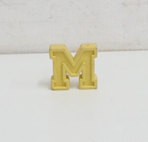 Mulino Bianco Gommina Lettera M gialla. Vintage anni '80