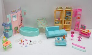 Lotto Casa di Barbie con Alcuni Accessori (Vasca, Divano, Armadi...) Composizione come da Foto. Mattel 2000