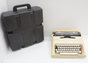 Macchina da Scrivere Olivetti Lettera 35 con Custodia Rigida