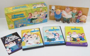 I Griffin formato regalo. Contiene i DVD delle Stagioni 1, 2, 3 e le Statuine dei Personaggi. DVD in Italiano con Scatola