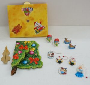 Kinder Sorpresa: Lotto n. 9 sorpresine con Albero di Natale, puntale e base. Composizione come da foto. Ferrero