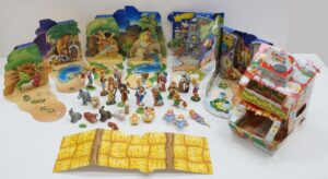 Kinder Sorpresa: Lotto n. 27 sorpresine e scenari varie collezioni (Tipo 6). Composizione come da foto. Ferrero