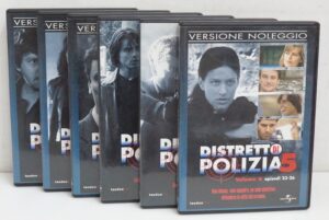 Distretto di Polizia 5. Stagione 5 Completa. (Episodi 1-26) con n. 6 DVD in Italiano. Versione Noleggio