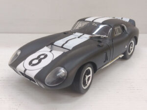 Shelby Cobra Daytona Coupe Road Signature 1965 1:18 #8 Modellino Model car Nero Bianco