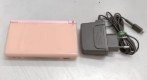 Console Nintendo DS Lite rosa con Caricatore - NON FUNZIONANTE