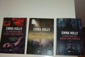 La triologia dell'oscurità di Emma Holly Saga completa 3 Volumi (Il profumo dell'oscurità. Il richiamo dell'oscurità. L'inganno dell'oscurità) ed. Leggereditore