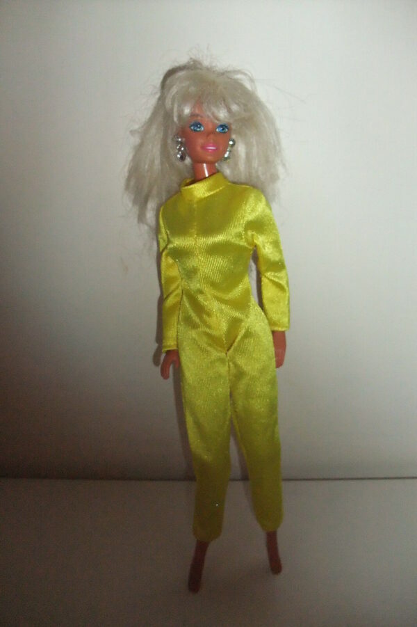 BARBIE-tuta-gialla-DOLL-cod-B25-121067180557